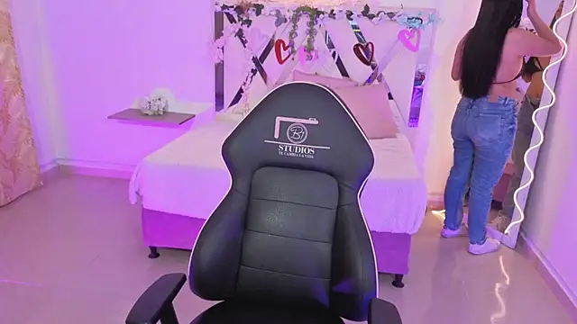 ZURY TAY online show from October 22, 11:48 am