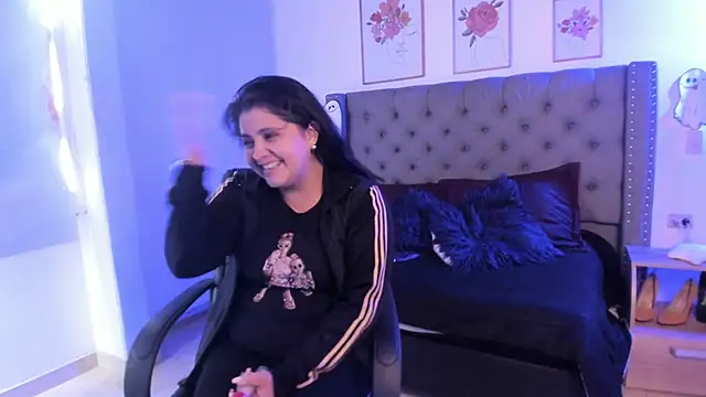 TifanyAmazinng online show from December 1, 1:03 pm