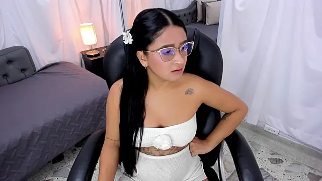 Snapshot of emma_morrison chatting on October 10, 1:43 am emma morrison online show from October 10, 1:43 am