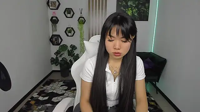 Snapshot of LunaPurrr chatting on October 9, 1:21 am LunaPurrr online show from October 9, 1:21 am