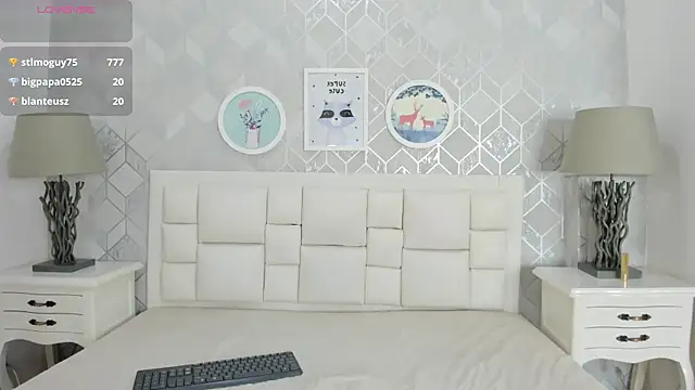 naia cox online show from December 22, 5:32 am