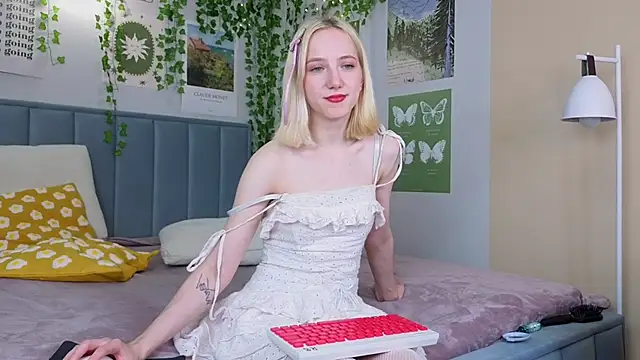 Snapshot of EmmaNovak chatting on October 6, 1:06 pm EmmaNovak online show from October 6, 1:06 pm