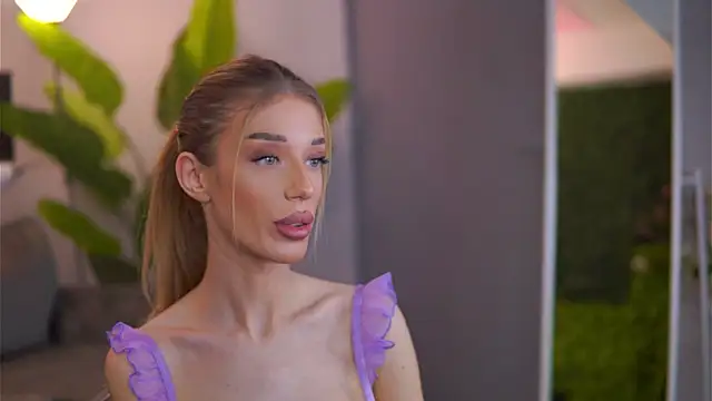 EllieRedd online show from December 4, 7:25 pm