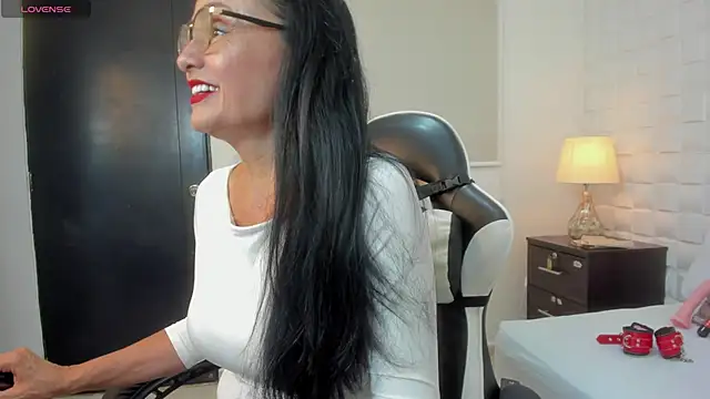 yulitza1025 online show from December 15, 12:32 pm