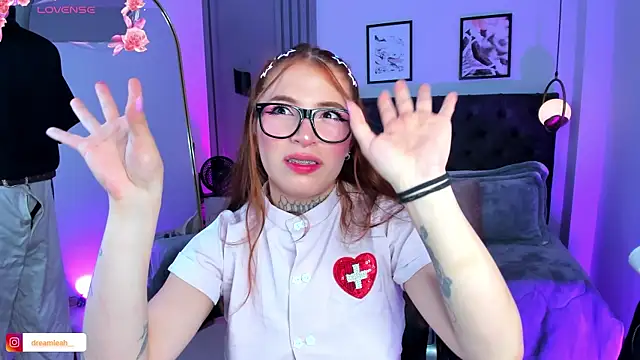 dreamleah  online show from December 19, 6:27 am