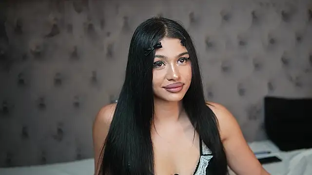 Snapshot of GiuliaSya chatting on October 13, 10:34 pm GiuliaSya online show from October 13, 10:34 pm