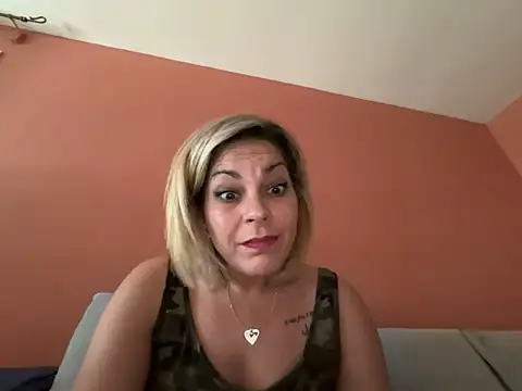 Snapshot of minettedusud chatting on October 14, 9:34 am minettedusud online show from October 14, 9:34 am