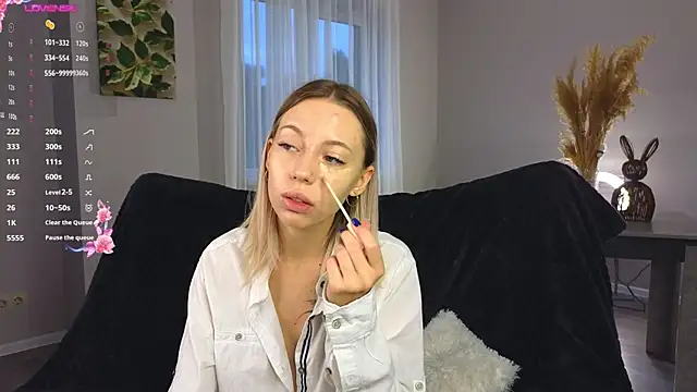 NyxaThorn online show from September 25, 3:00 pm