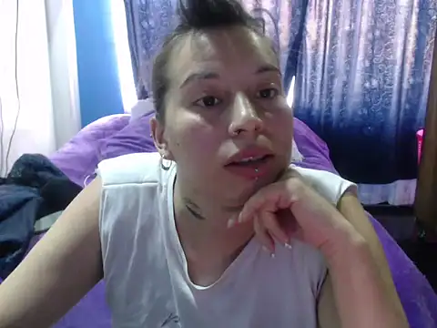 Snapshot of cloequeen15 chatting on September 30, 9:52 pm cloequeen15 online show from September 30, 9:52 pm