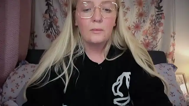 Daisyxoxo  online show from January 17, 9:22 pm