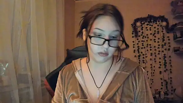 Stephanie Hills online show from January 15, 7:20 pm