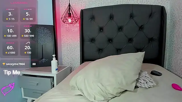 ROXXYBLOOM online show from June 26, 1:23 pm