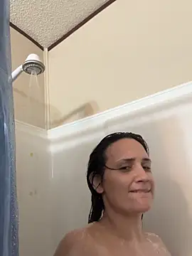 Snapshot of lillylooney chatting on October 16, 5:10 am lillylooney online show from October 16, 5:10 am