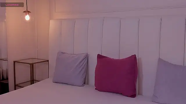 mae lyra online show from February 4, 9:29 pm