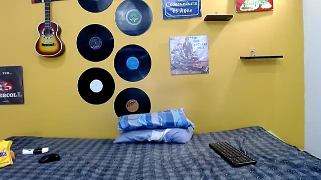 skinnyverus18 online show from February 25, 7:56 pm