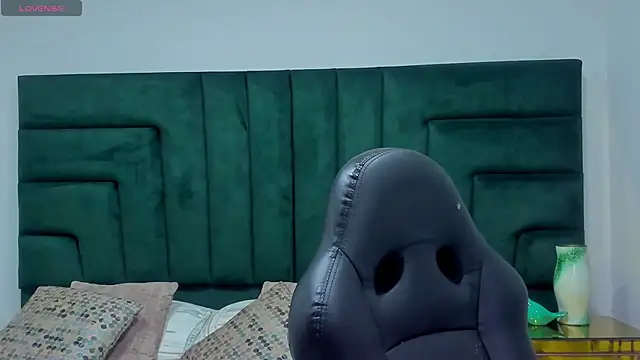 SaraWagner  online show from April 12, 12:03 am