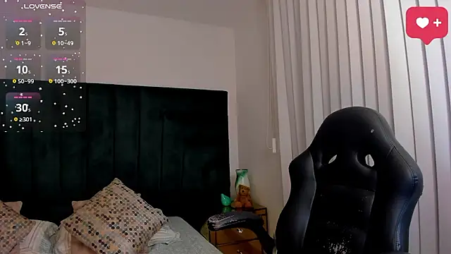 SaraWagner  online show from February 4, 12:02 am