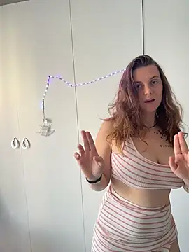 TenderLaGlamor online show from November 3, 11:47 am