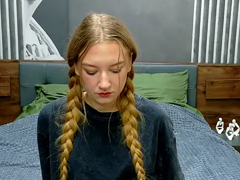 DarcyWilsy online show from October 9, 9:30 pm