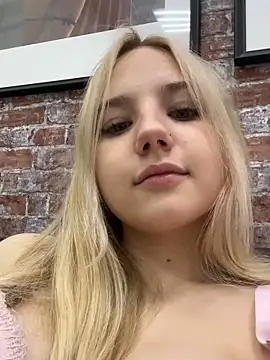 Snapshot of Sky_Cutie chatting on October 2, 5:01 am Sky Cutie online show from October 2, 5:01 am
