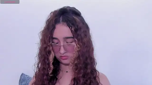 Snapshot of vaiholeth_sofia chatting on October 10, 5:18 pm vaiholeth sofia online show from October 10, 5:18 pm