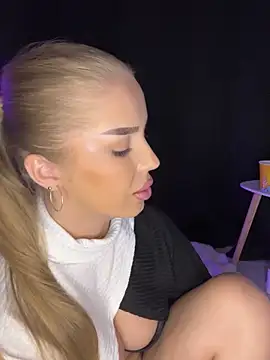 AubrieleRouj1 online show from February 3, 5:06 pm