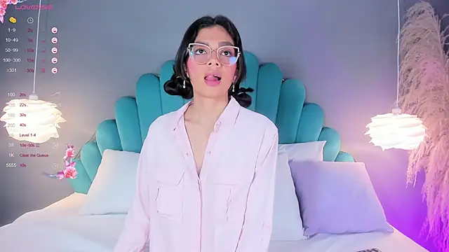 AlassiaHocthner online show from October 21, 11:47 am