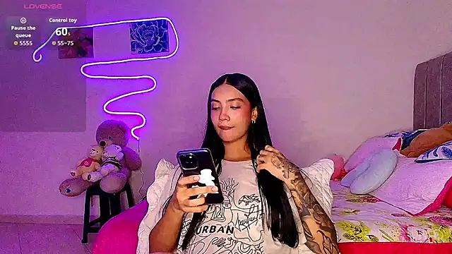 mia yireth online show from April 21, 2:26 am