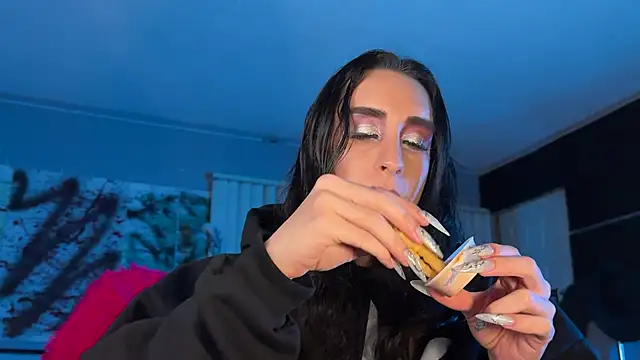 xoFrankie online show from April 4, 8:02 am