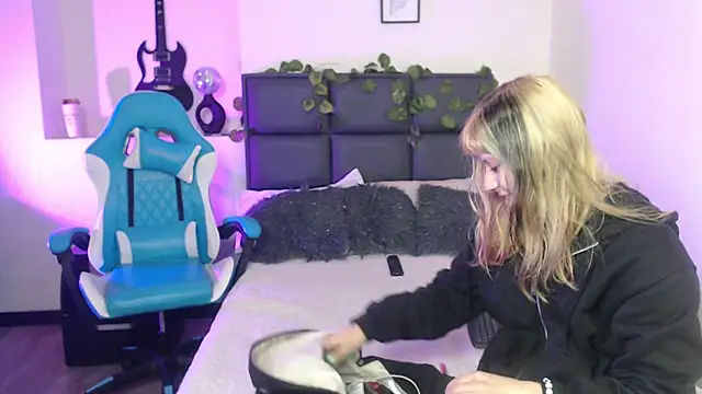 Amnesia  online show from September 30, 1:39 pm