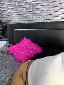 Snapshot of SharaRous chatting on October 17, 2:31 pm SharaRous online show from October 17, 2:31 pm