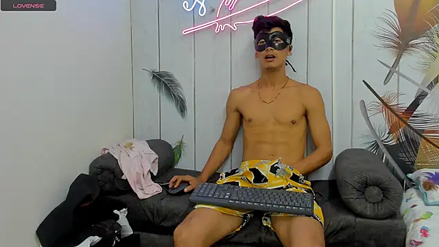 Snapshot of Holdme_Hot chatting on October 3, 3:33 am Holdme Hot online show from October 3, 3:33 am