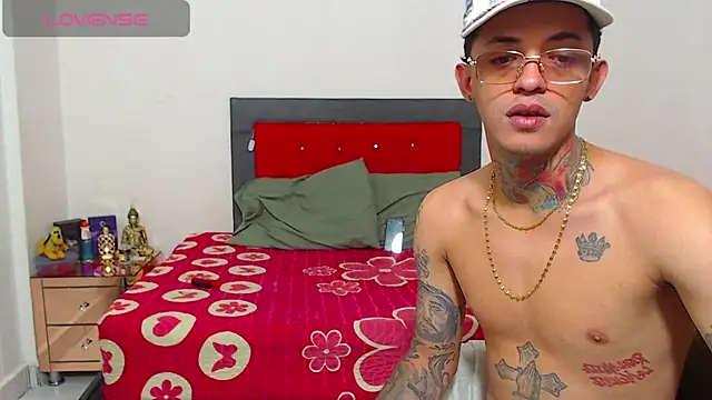 miawhithee online show from November 20, 6:20 pm