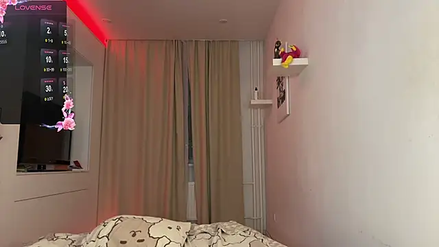 june mooon online show from December 14, 7:30 pm