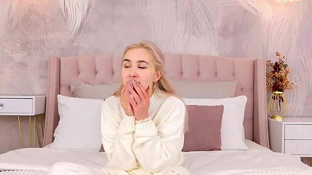 Snapshot of BarbieMilne chatting on October 12, 3:47 pm BarbieMilne online show from October 12, 3:47 pm