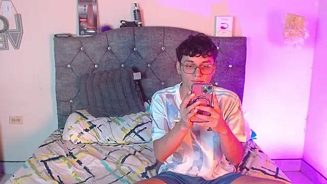 Snapshot of logan_willyams_ chatting on October 28, 10:36 pm logan willyams online show from October 28, 10:36 pm