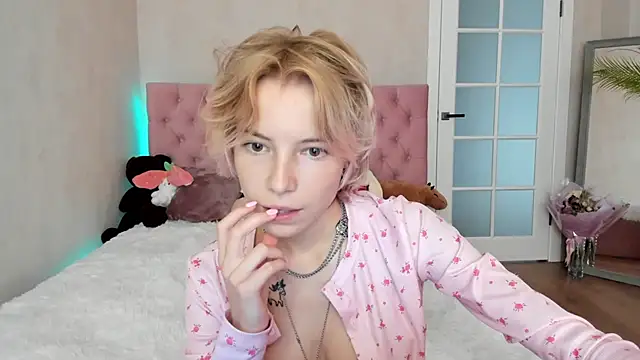 Pink Lila18 online show from September 16, 10:01 am