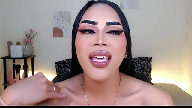 Snapshot of Lessandra_Lust chatting on October 10, 4:17 am Lessandra Lust online show from October 10, 4:17 am