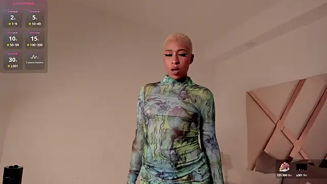 Snapshot of cloemorwen chatting on October 3, 10:26 pm cloemorwen online show from October 3, 10:26 pm