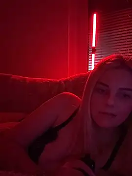 ItsLxsa online show from April 19, 9:06 pm