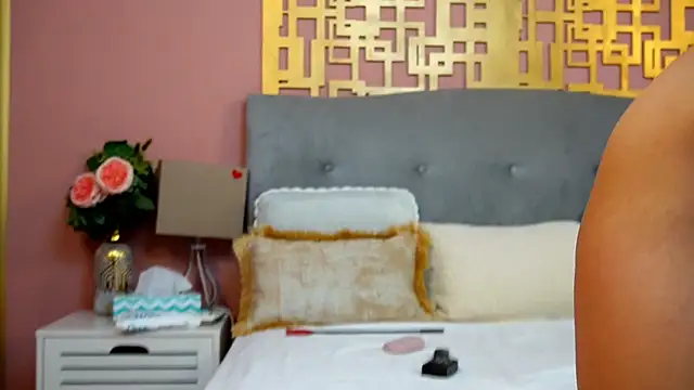 Snapshot of LaylaaDiamond chatting on October 18, 3:53 am LaylaaDiamond online show from October 18, 3:53 am