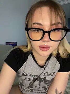 LunaMillie online show from October 18, 12:41 pm