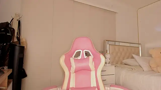 Lauuuuuuuu  online show from September 30, 4:40 am