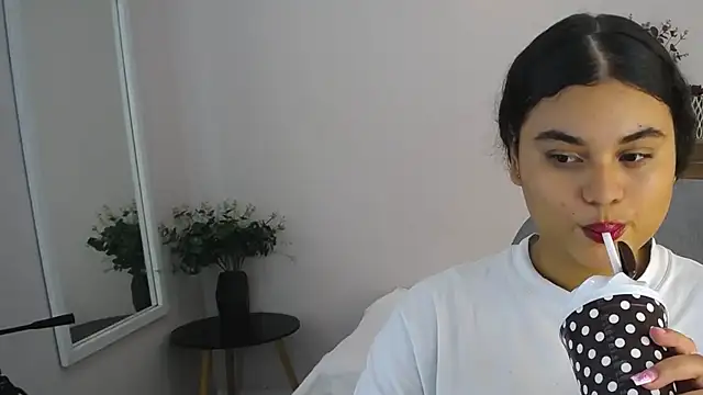 Snapshot of Miabloomm_ chatting on October 23, 3:23 am Miabloomm online show from October 23, 3:23 am