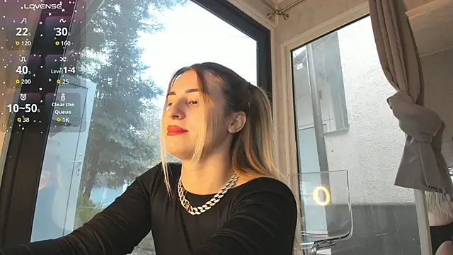 Ella Vee online show from November 30, 7:01 am