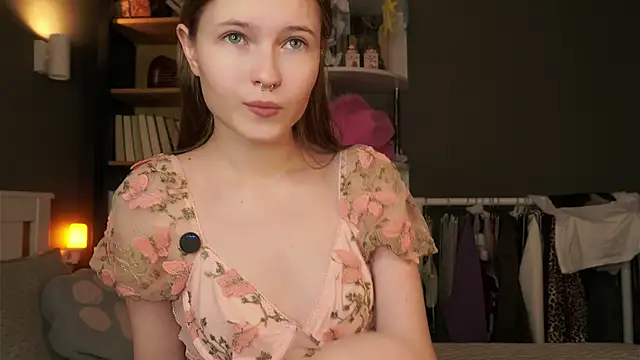 LynHillaire online show from February 1, 11:20 am