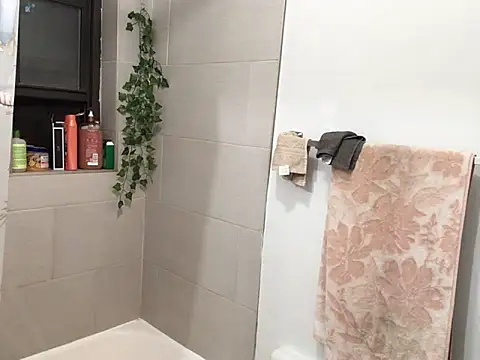 littyleesh1 online show from October 28, 2:17 am