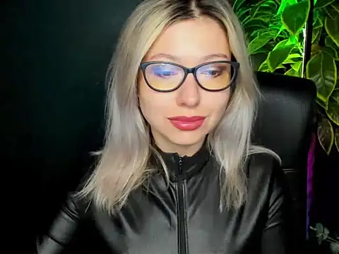 Snapshot of loveHeidi chatting on September 15, 4:21 am loveHeidi online show from September 15, 4:21 am