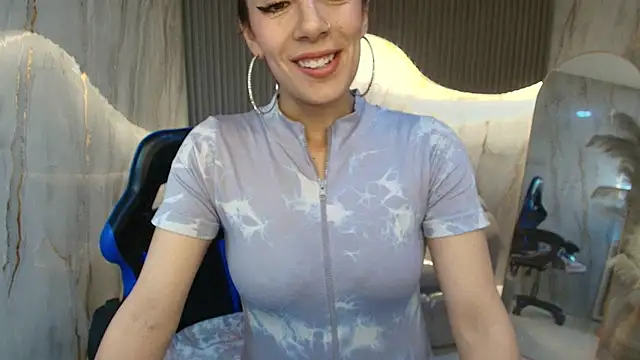 nadia r  online show from July 18, 8:22 pm