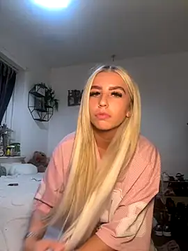 Snapshot of BlondeBetty chatting on September 25, 8:17 pm BlondeBetty online show from September 25, 8:17 pm